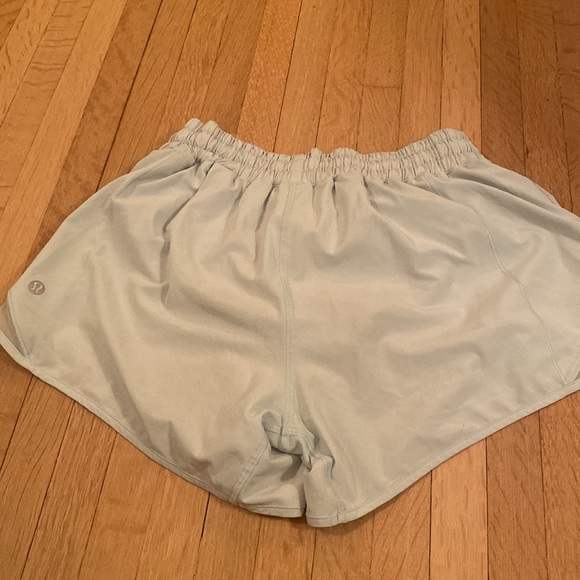 Lululemon mint blue hotty hot size 6 shorts 4 inch - Picture 4 of 5